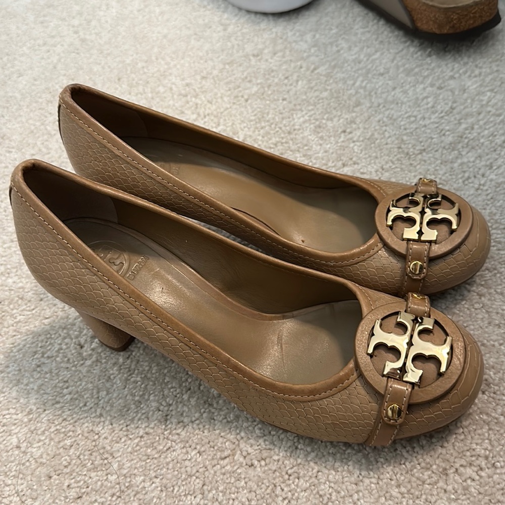 Tory Burch block heel tan/gold logo pump size 8.5 women